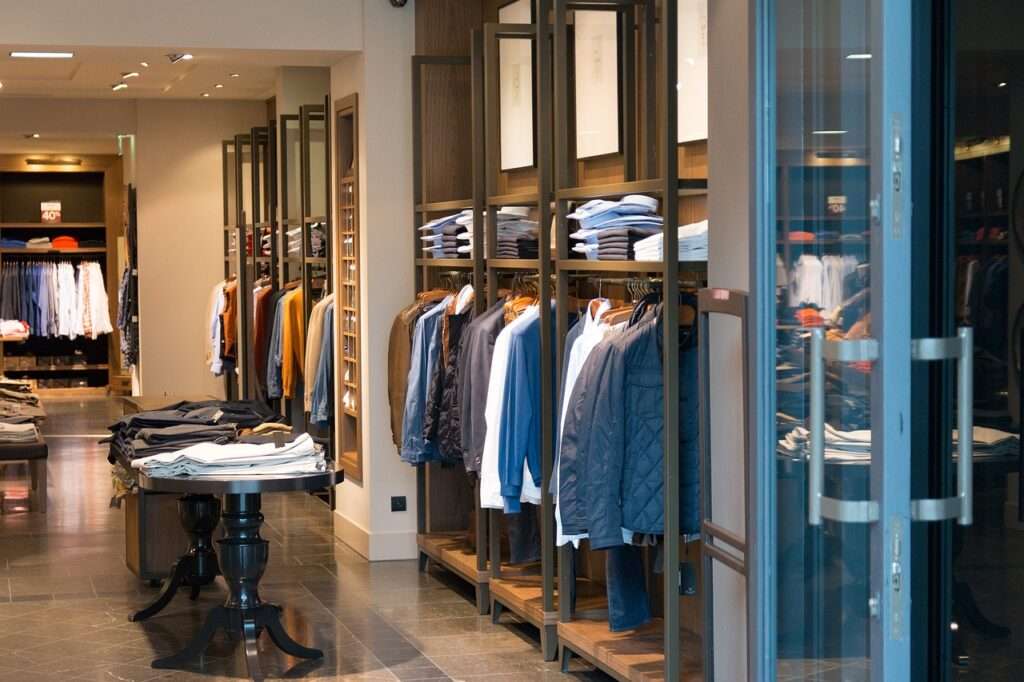 Boutique Innenansicht einer Boutique mit wertig arrangierter blauer und weißer Kleidung