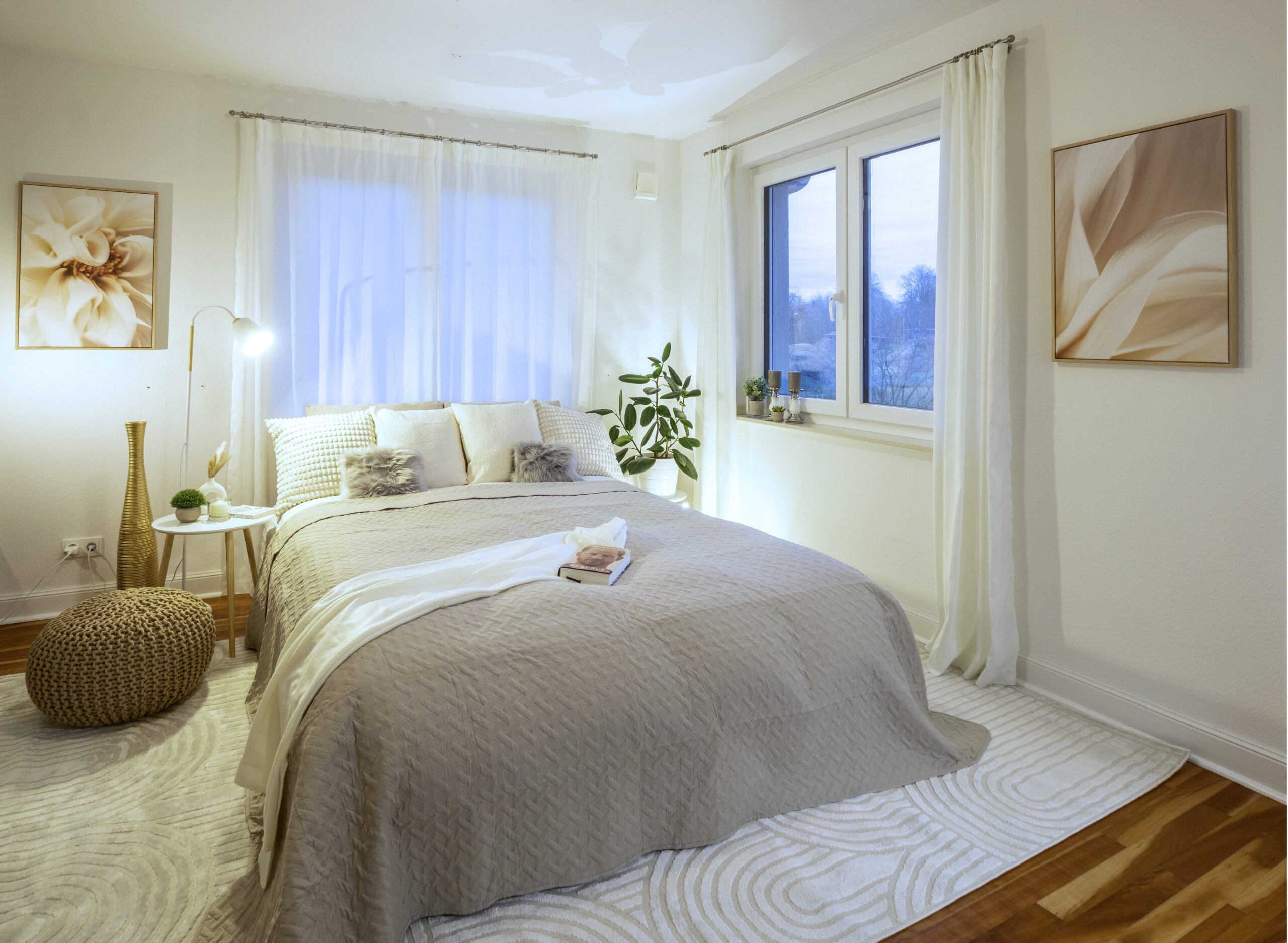 nach dem Staging: Schlafzimmer mit Doppelbett, Teppich, Pouf, Tisch, Gardinen, Abstelltisch, Vase und 2 Bildern