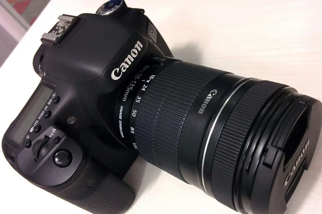 Kamera Canon Kamera auf einem Tisch liegend