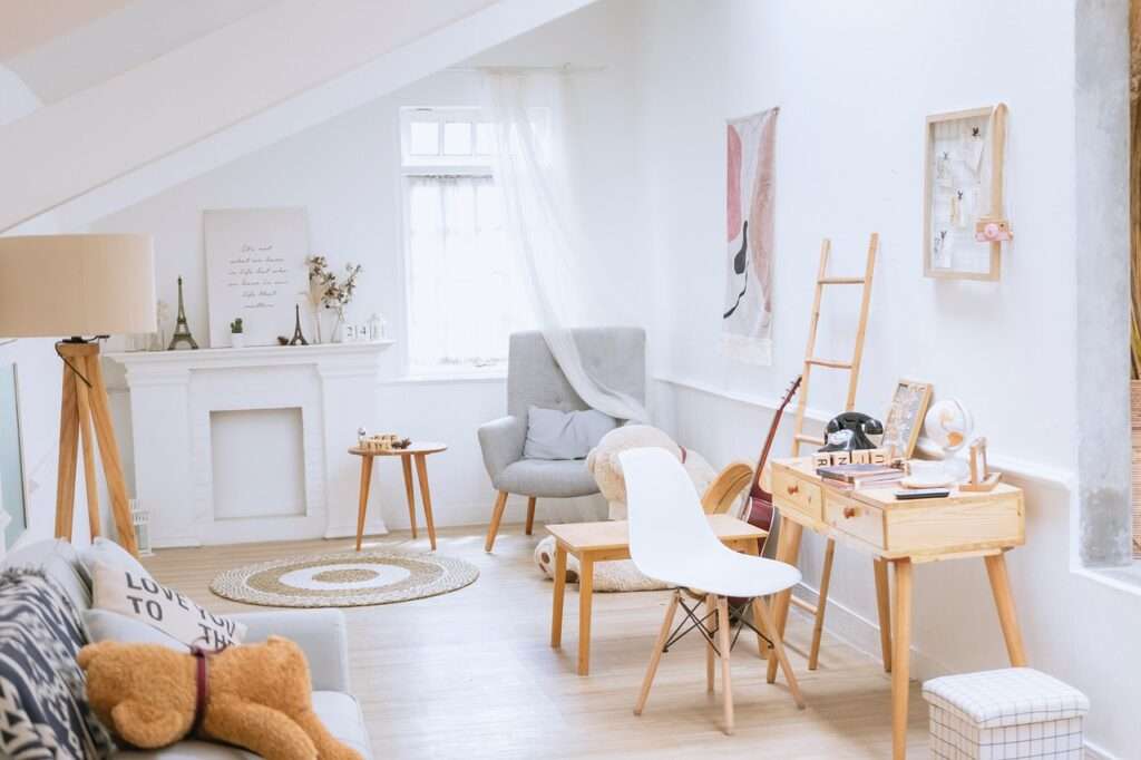 Kinderzimmer hell eingerichtetes Kinderzimmer bestehen aus Arbeitsplatz, Sofa und Sessel, dekoriert mit Teddys und Holzspielzeug