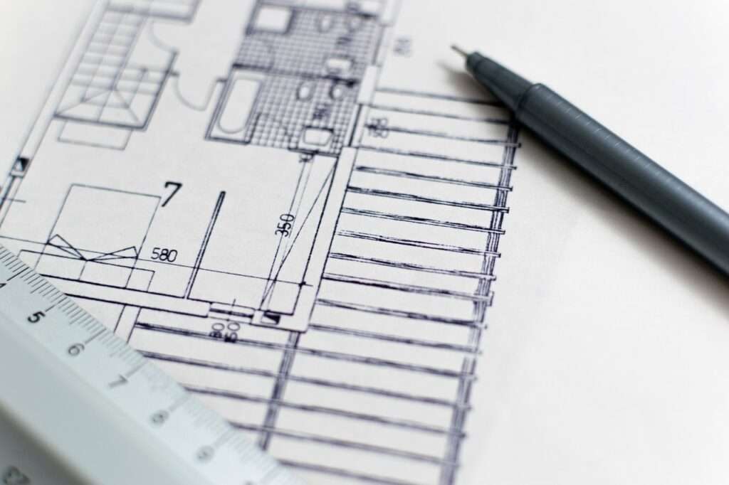 Plan Skizze eines Grundrisses, ein Lineal und ein Stift