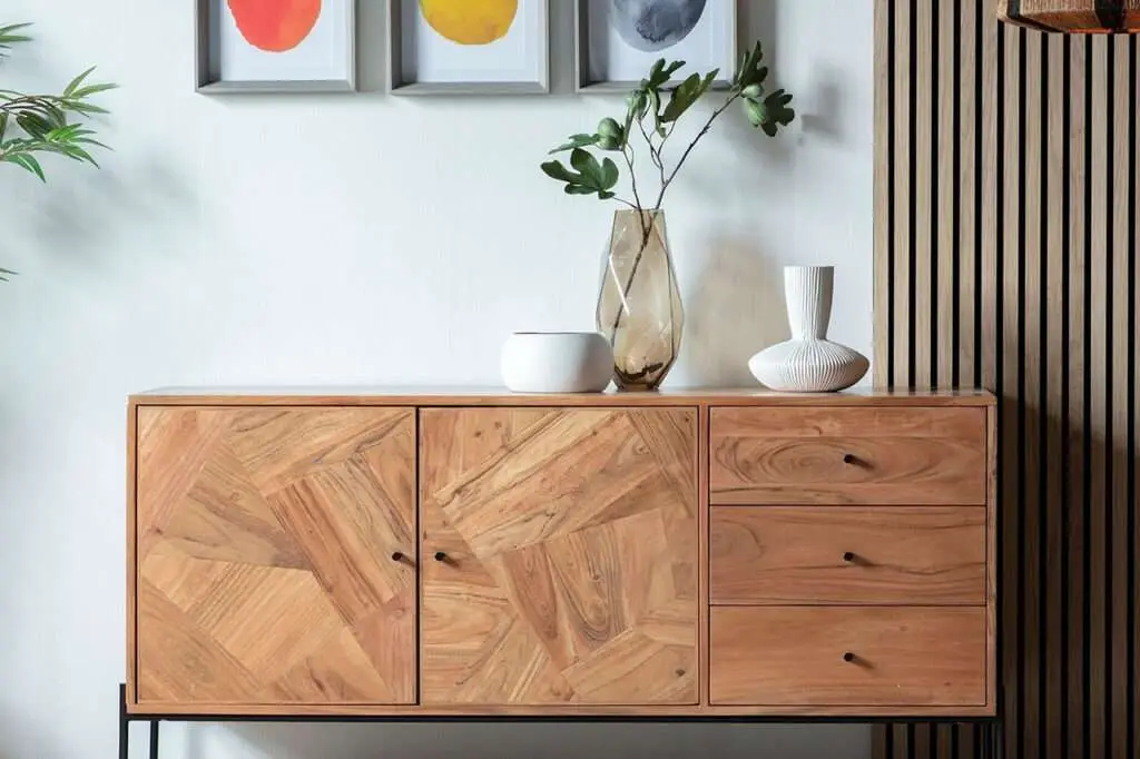 Sideboard Holzsideboard mit zwei Vasen und einer Schale sowie 3 Bildern