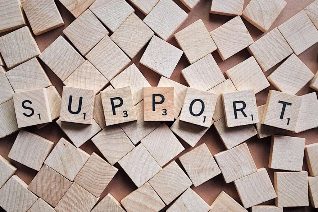 Support Holzwürfel mit der Aufschrift Support