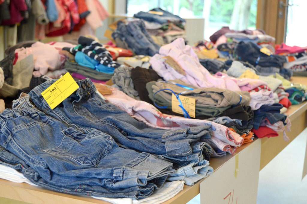 Wühltisch Kleidung auf einem Tisch aufgestapelt, Bild von einem Flohmarkt