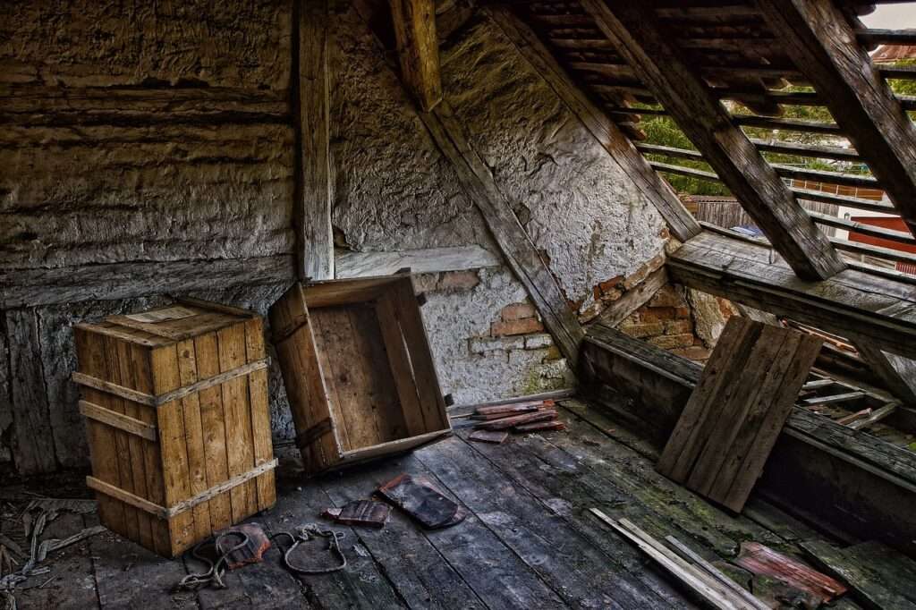 Ruine Dachboden mit Holzkisten und löchriger Deckung